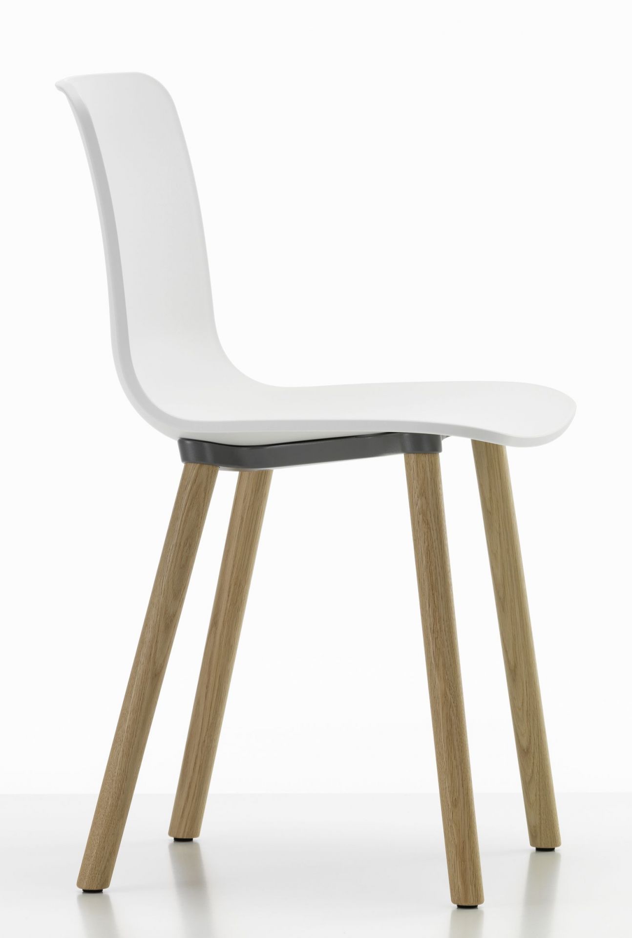 Vitra Hal Wood Chair Stuhl, weiße Sitzschale mit Holzbeinen, modernes Design für Esszimmer und Büro.