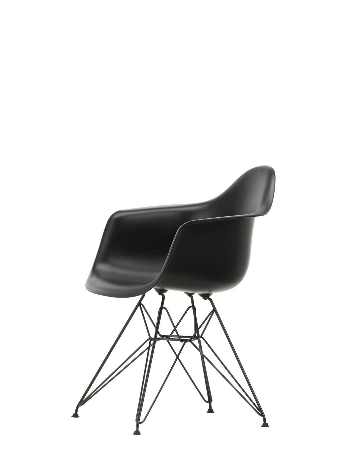 Schwarzer Eames Plastic Arm Chair DAR Stuhl von Vitra mit verchromtem Eiffelturm-Gestell, seitliche Ansicht.