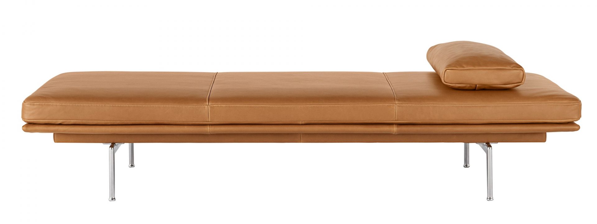 Muuto Outline Daybed Liege mit braunem Lederbezug und passendem Cushion Kissen.