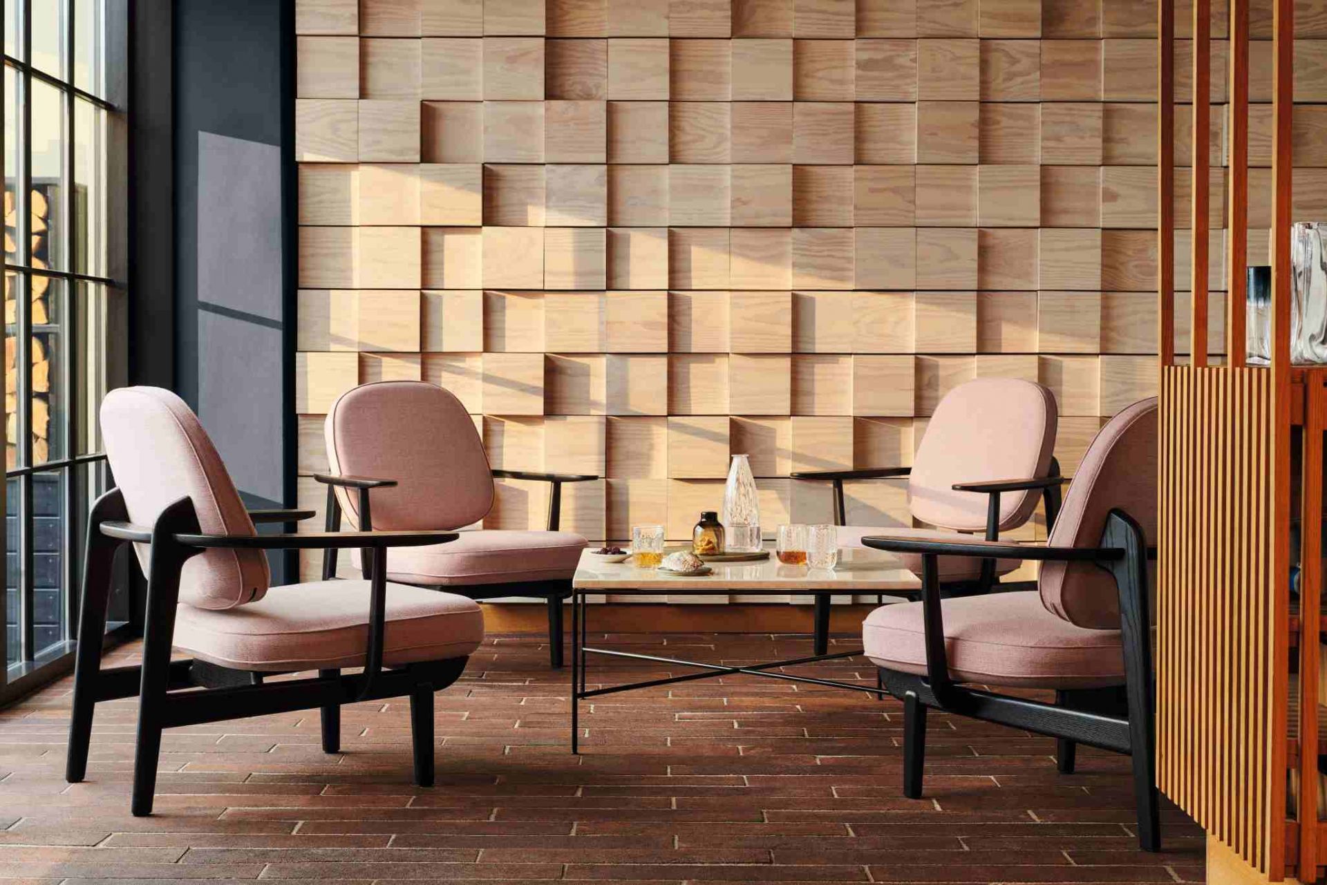 Fred Loungesessel von Fritz Hansen in Rosa mit schwarzem Holzgestell in modernem Wohnzimmer.