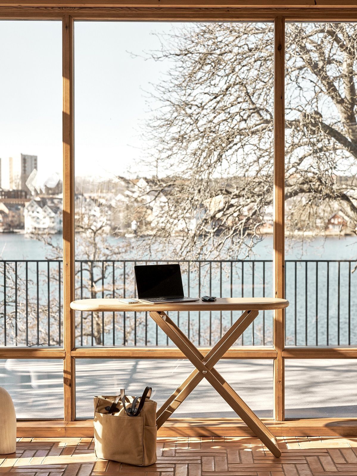 Cinderella Table von Design House Stockholm als Bügeltisch und Schreibtisch mit Laptop am Fenster.