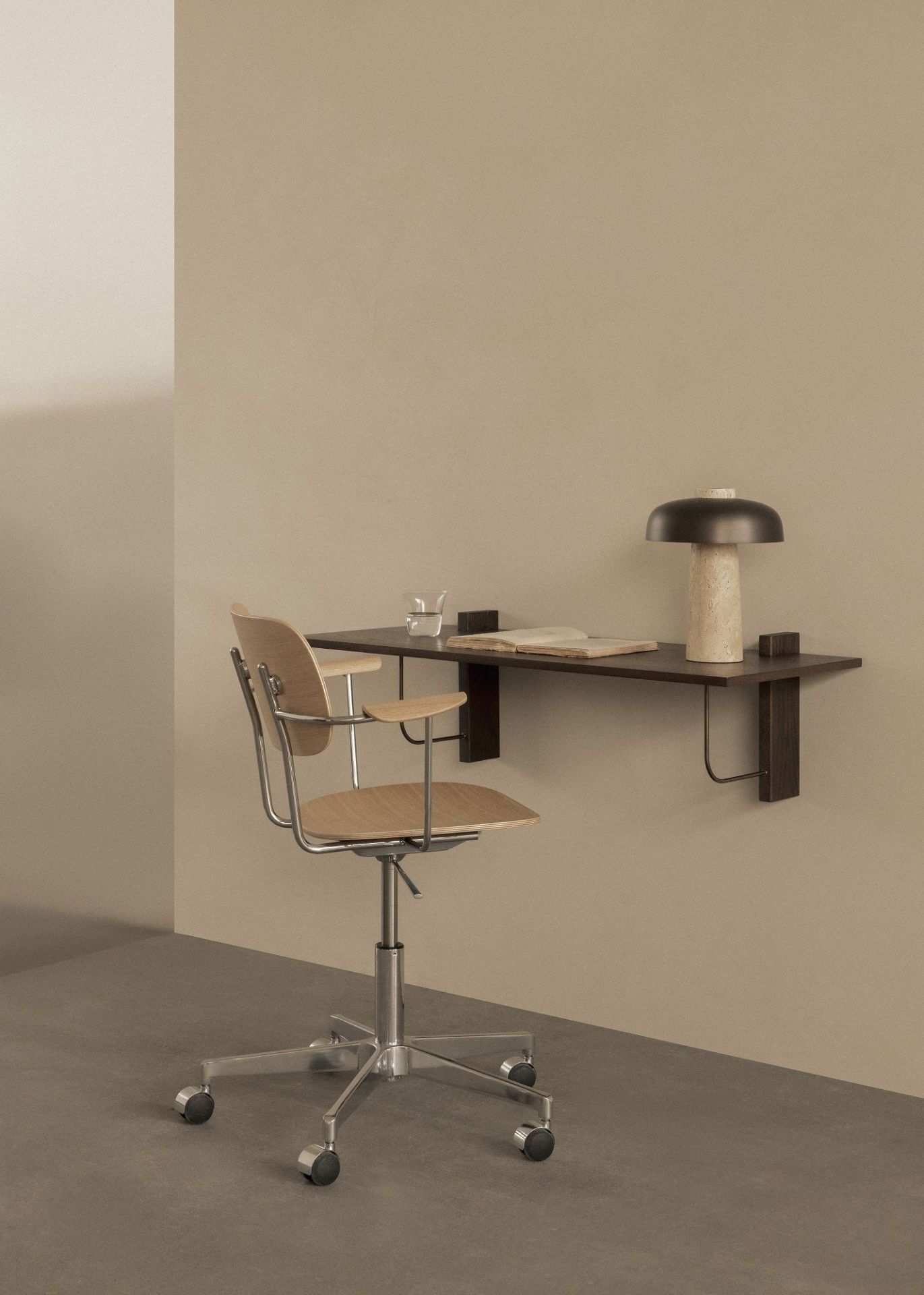 Corbel Wall Desk von Audo Copenhagen mit Stuhl, Lampe und Buch in minimalistischem Interieur.