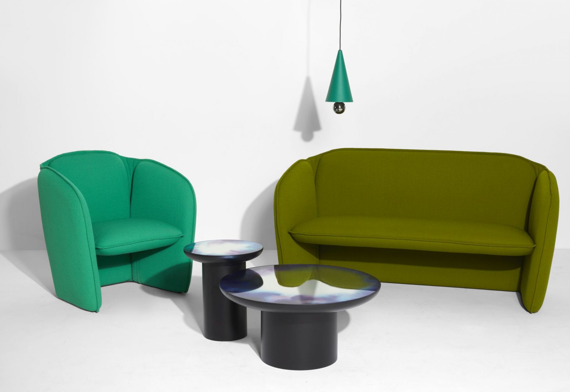 Zwei Francis Coffee Table Couchtische von Petite Friture, runder Tisch mit blau-weißem Muster.