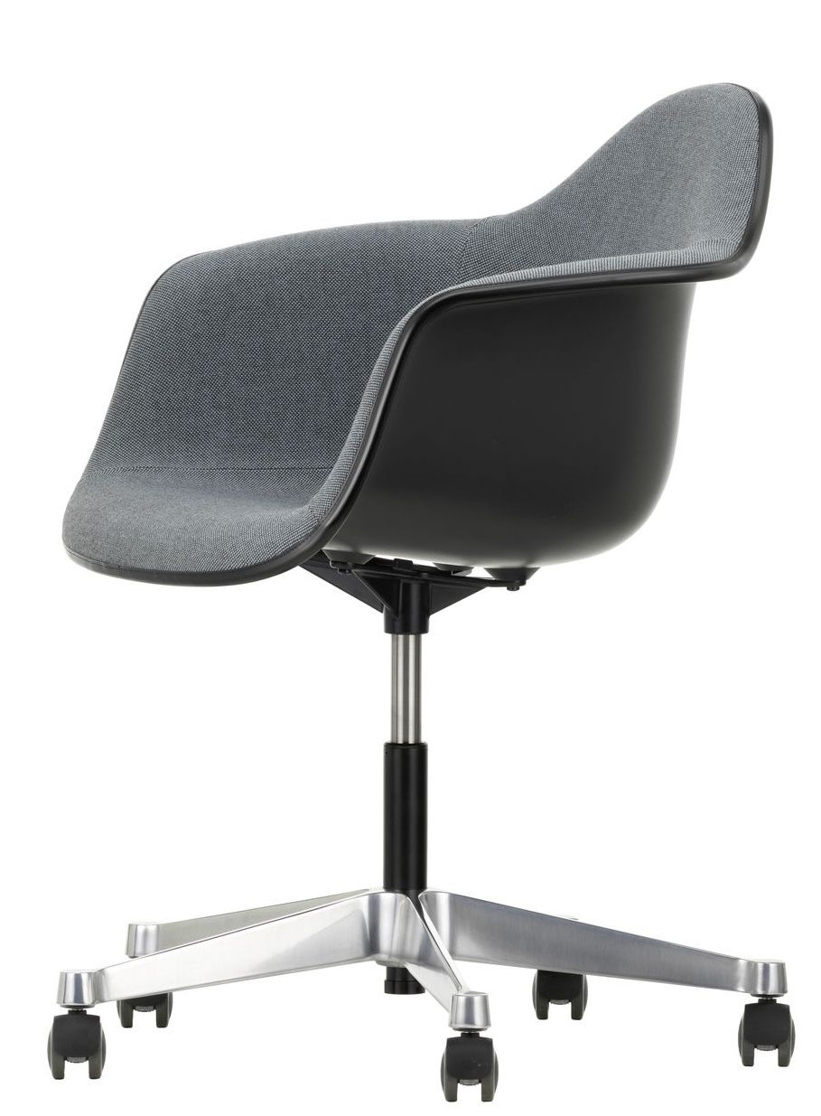 Vitra Eames Plastic Arm Chair, vollgepolstert, grauer Stoffbezug, schwarze Sitzschale, Aluminiumfußkreuz mit Rollen.