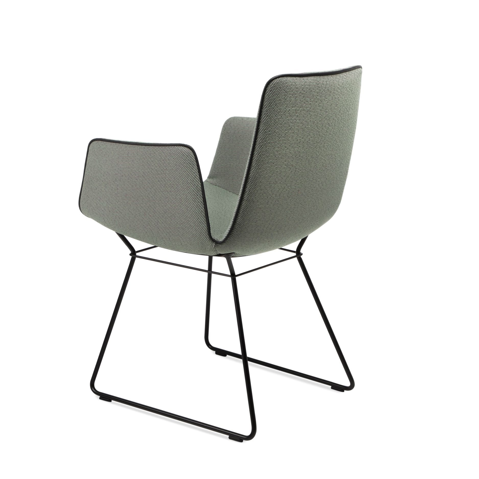 Amelie Armlehnstuhl von Freifrau Manufaktur, grauer Stoffbezug mit schwarzen Metallbeinen, modernes Möbeldesign für Wohnzimmer.