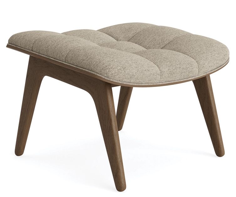 Beiger NORR11 Mammoth Ottoman mit Knopfheftung und Holzbeinen, modernes Design für Wohnzimmer und Lounge.