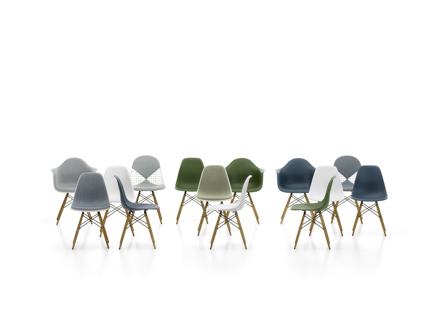 Eine Gruppe von Vitra DKW Stühlen mit Sitzkissen in verschiedenen Farben und Ausführungen.