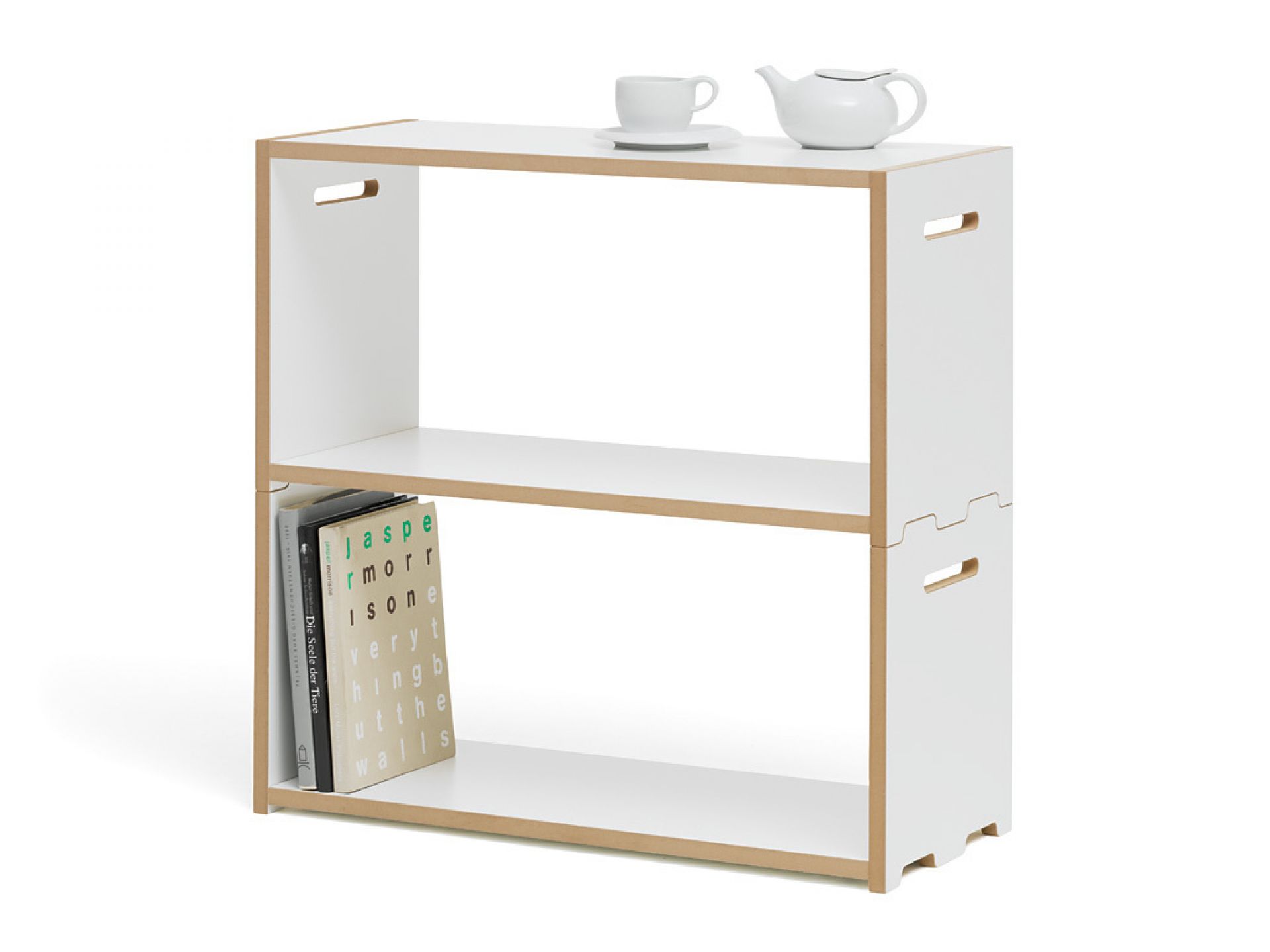 Weißes Tojo Regal Anbaumodul mit zwei Fächern, Büchern, Teekanne und Tasse.