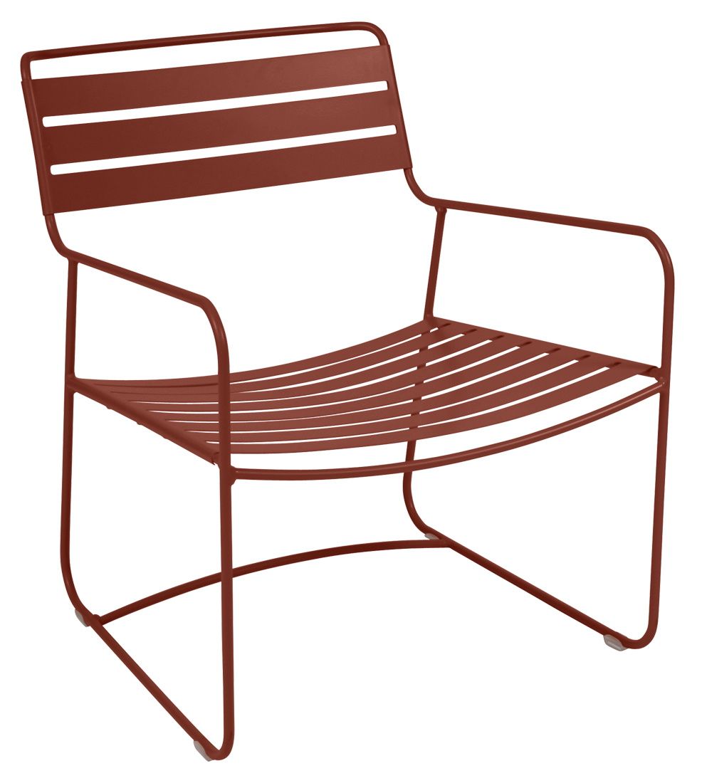 Roter Surprising Sessel von Fermob für den Außenbereich, moderner Metall-Loungesessel mit Armlehnen.
