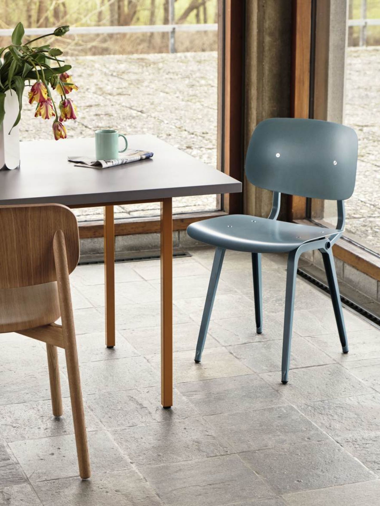 Hay Two Colour Table Tisch 160 cm in Mintgrün und Elfenbein mit Stuhl im modernen Esszimmer.