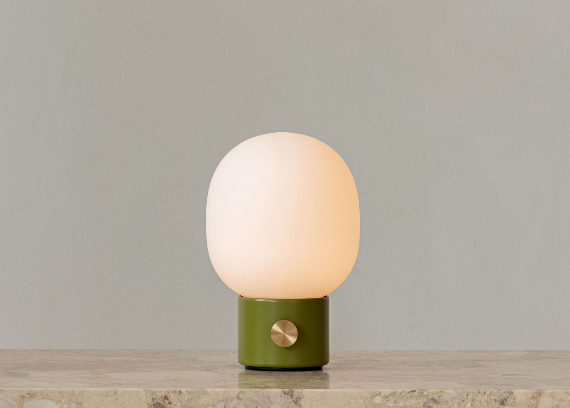 JWDA Tischleuchte tragbar in Staubgrün von Audo, moderne Akzentbeleuchtung mit dimmbarer, warmer Lichtquelle.