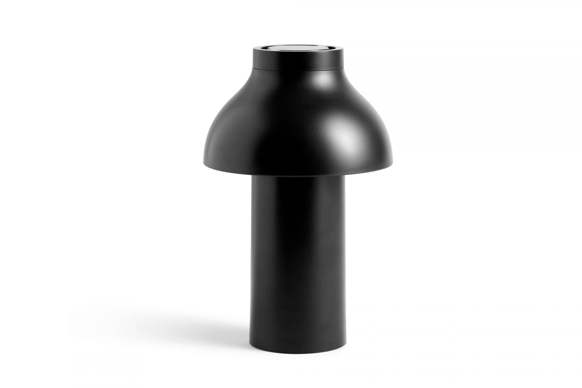 Schwarze Hay PC Portable Akkuleuchte, eine moderne Tischleuchte für drinnen und draußen.