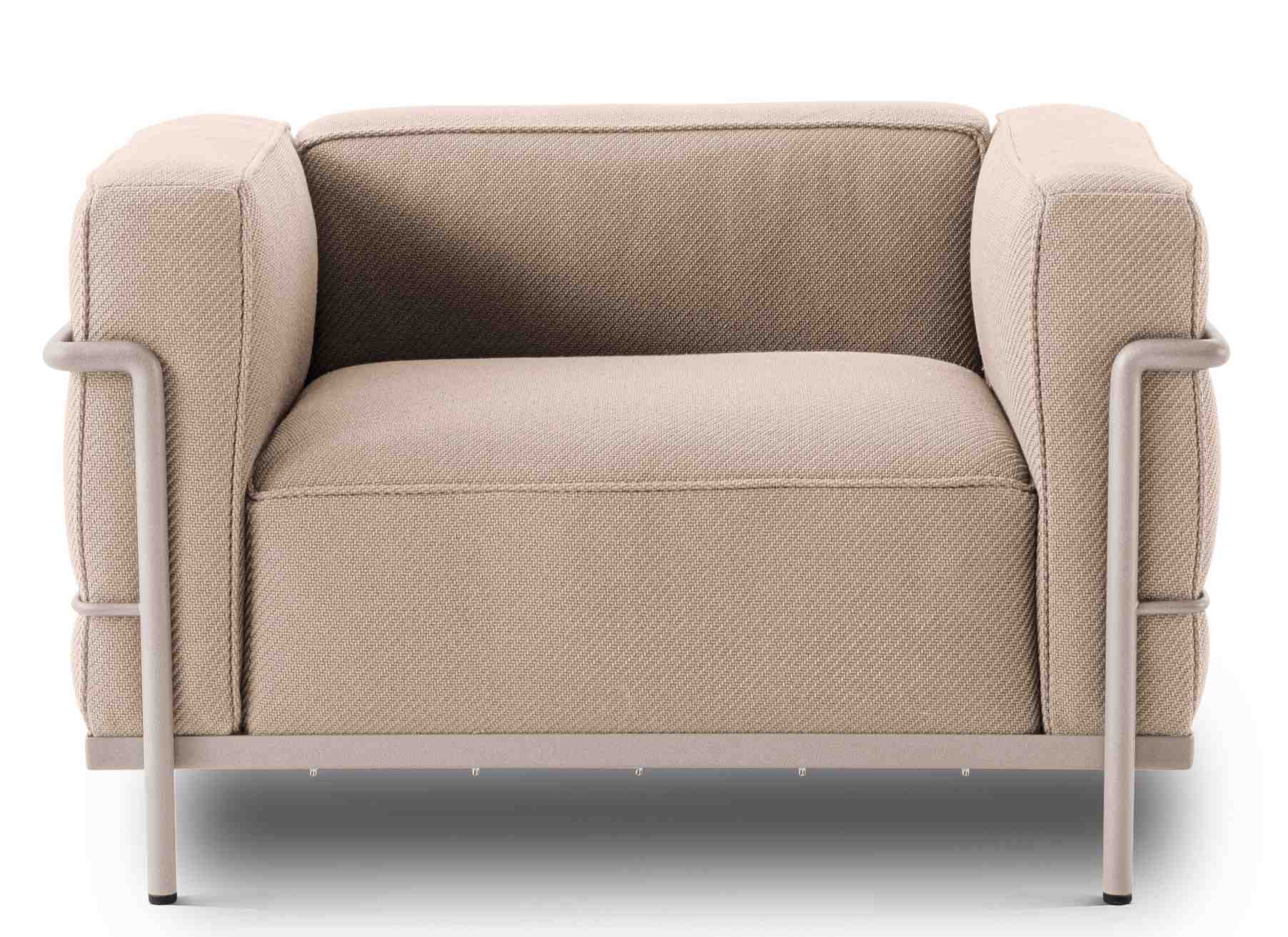 Cassina 3 Fauteuil Grand Confort Sessel in Beige, Outdoor-Möbel mit Stahlrahmen und Stoffbezug.