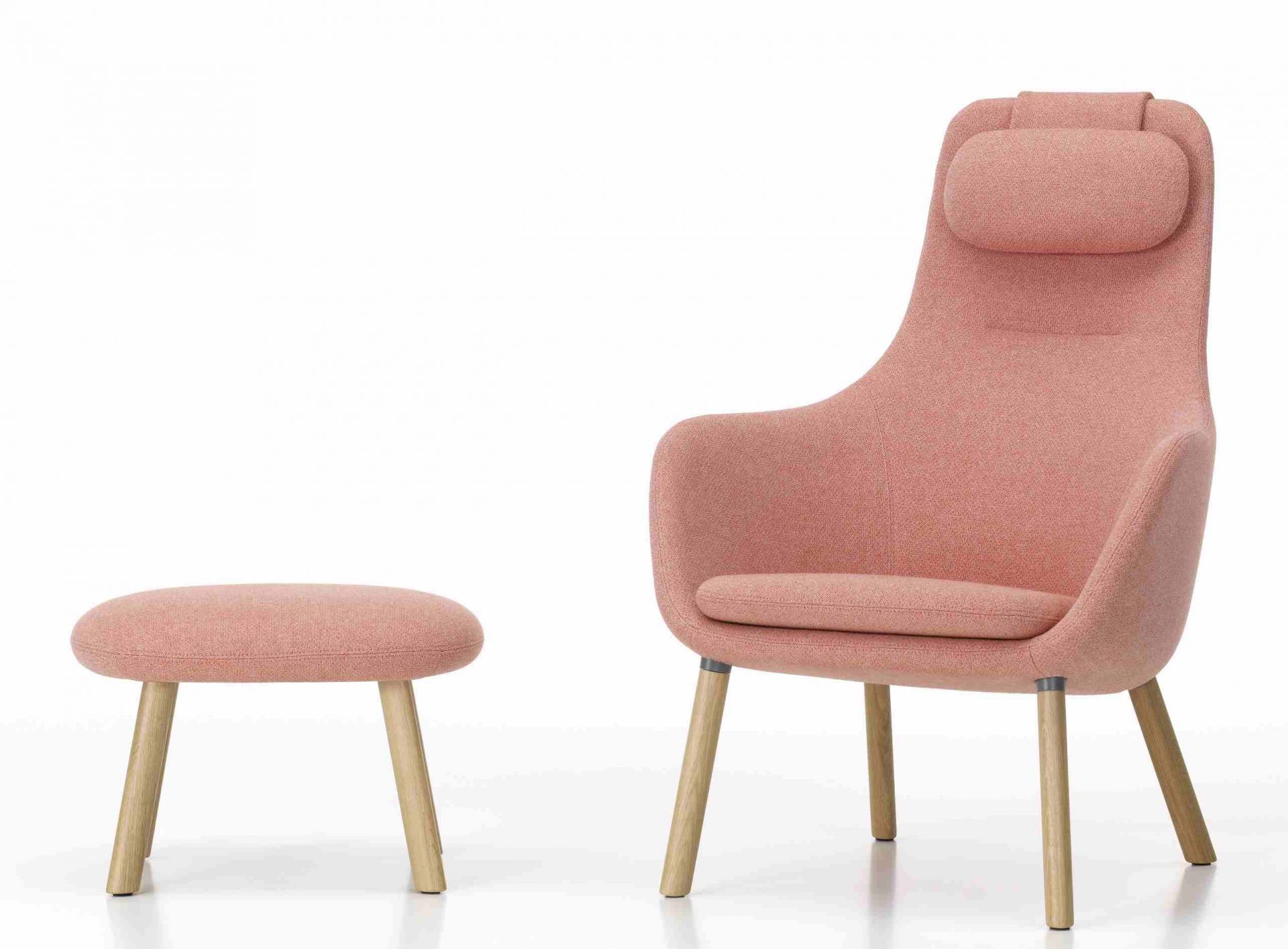 Vitra Hal Lounge Chair Sessel in Rosa mit Ottoman Hocker auf weißem Hintergrund.