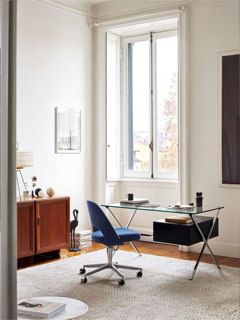 Blauer Saarinen Relax Konferenzstuhl mit 5-Stern-Drehfuß ohne Armlehne in einem hellen Büro.