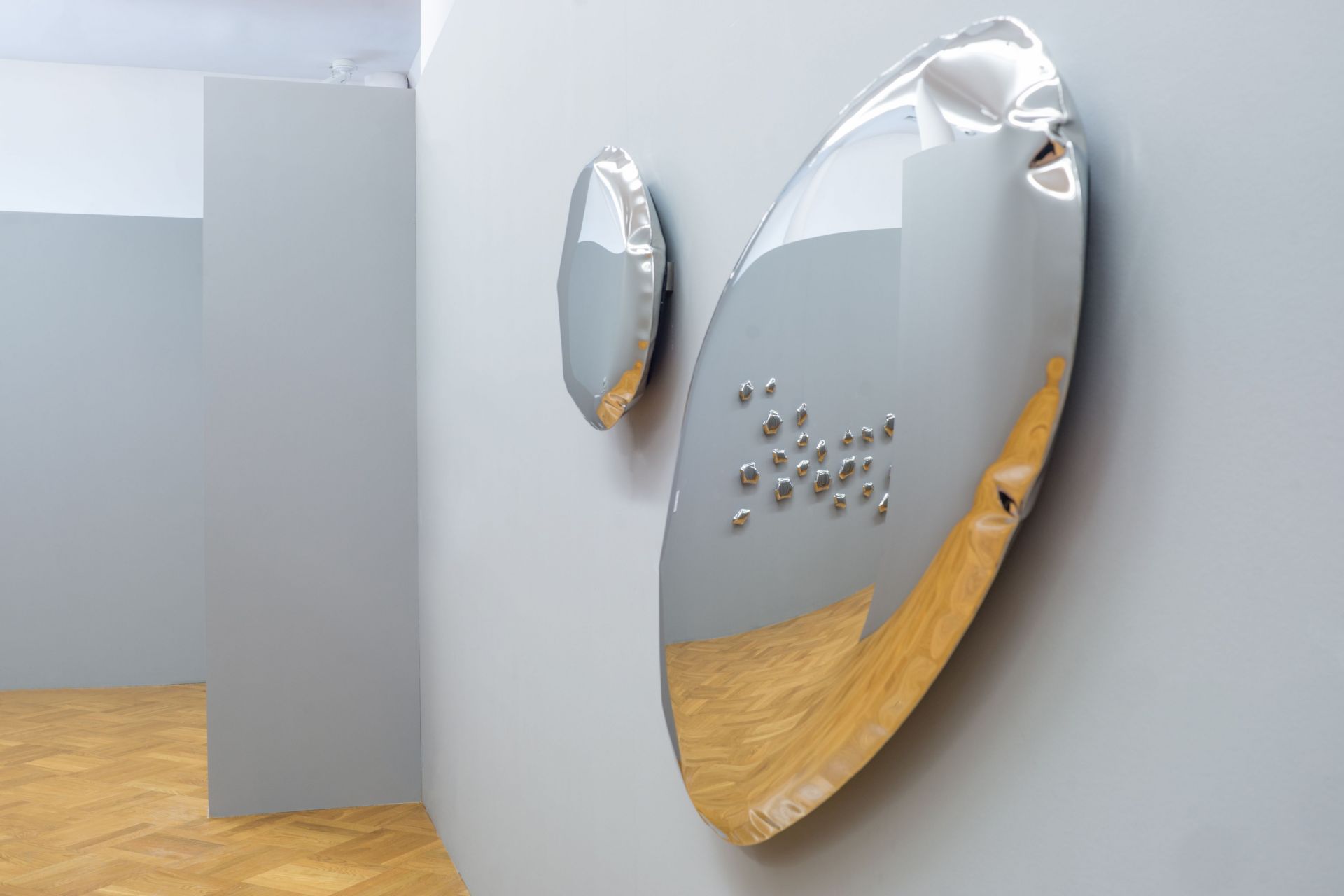 Eleganter Tafla O6 Spiegel in dunkler Matter-Optik, ideal für moderne Inneneinrichtungen.