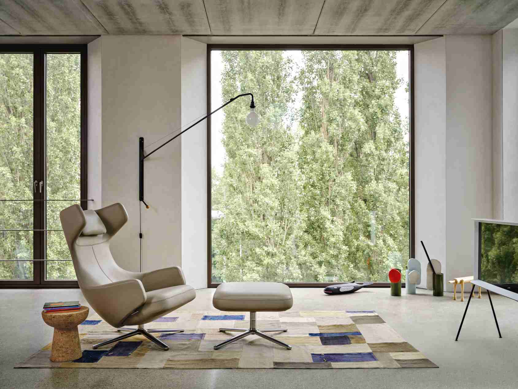 Grand Repos Sessel mit Ottoman von Vitra in Rauchblauem Leder und Kontrastnaht.