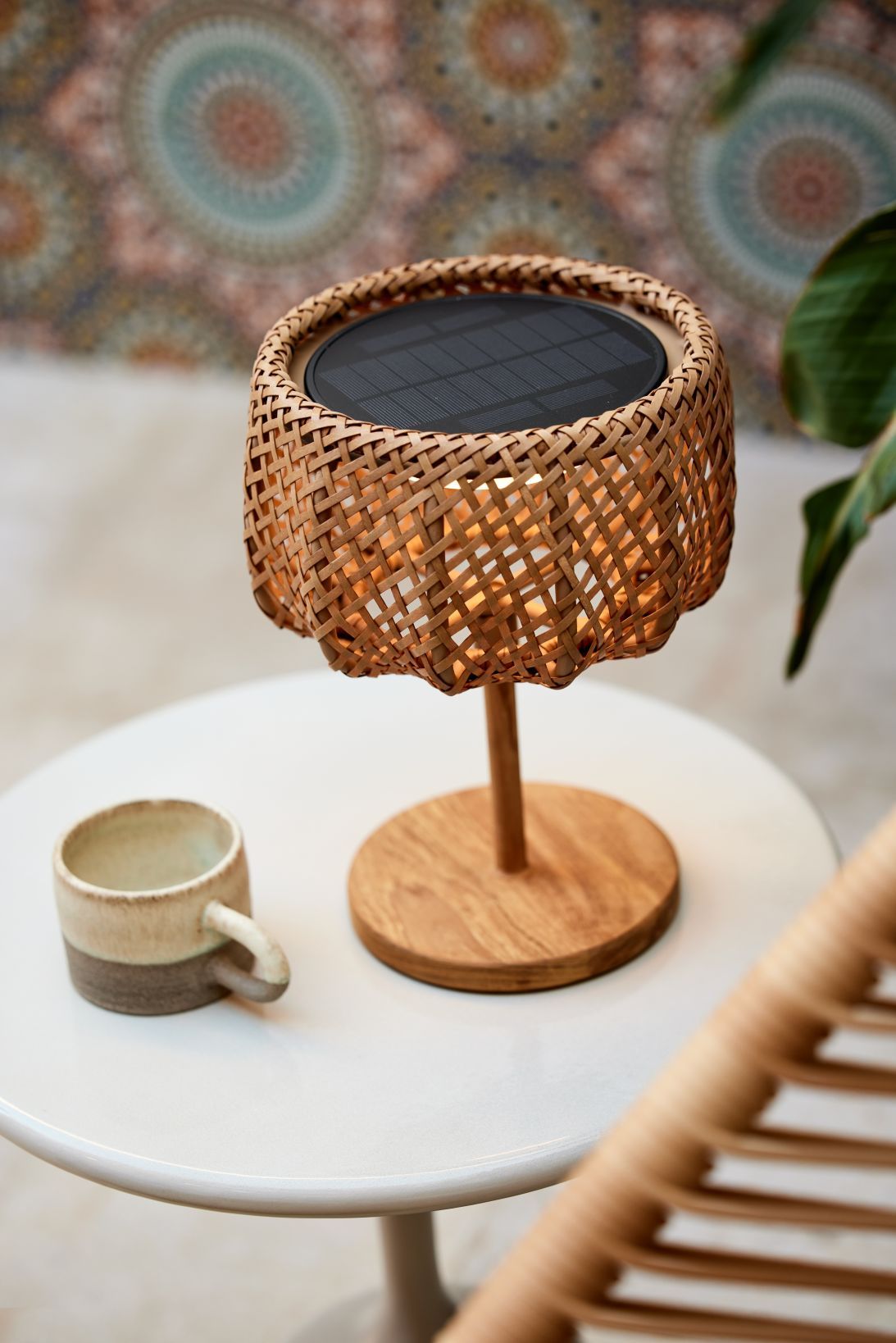 Illusion Glow Tischleuchte von Cane-Line: Kleine Outdoor Lampe mit Solarpanel und Rattan-Optik.
