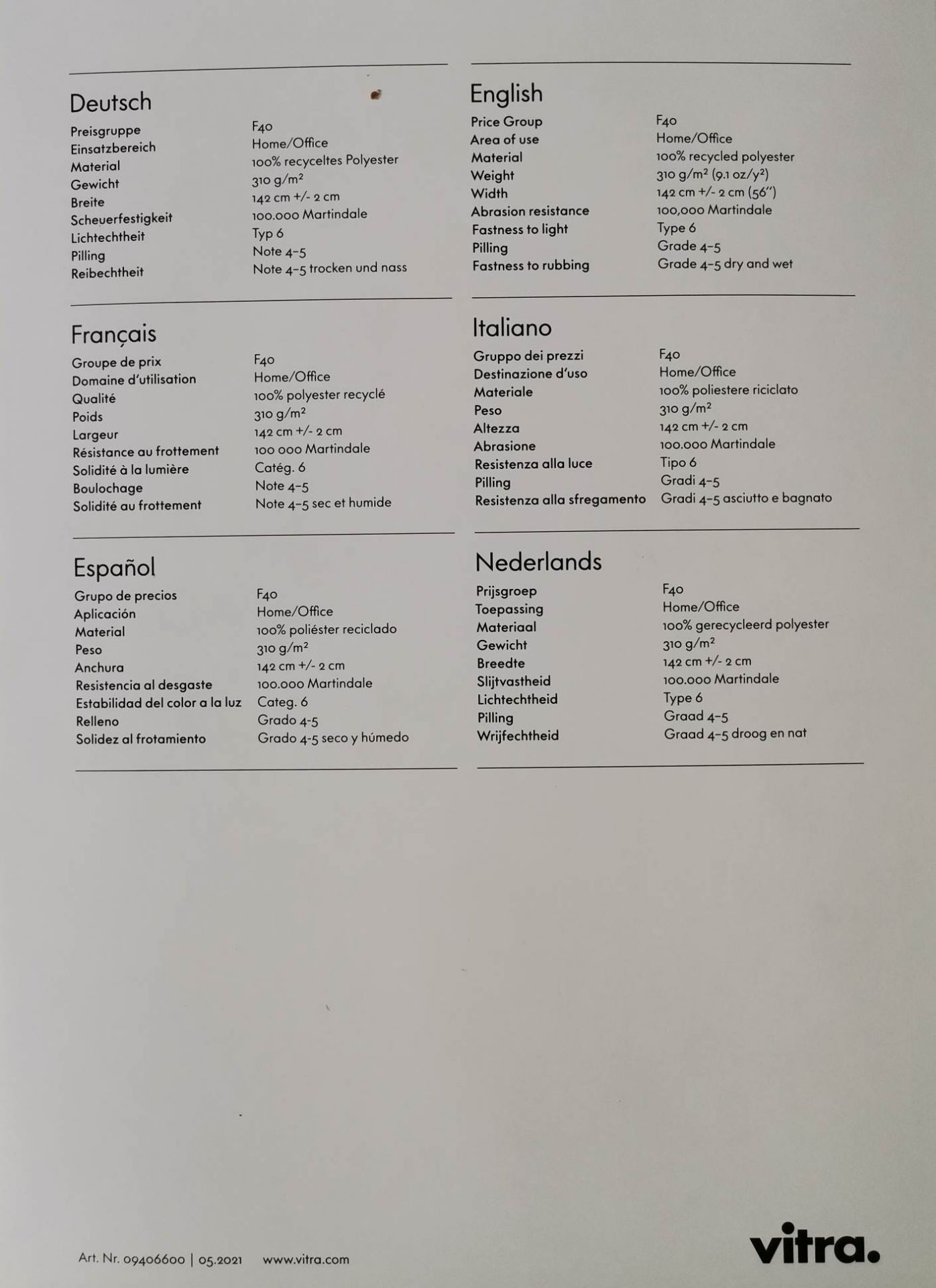 Vitra Stoffmusterkarte Reflect: Nahaufnahme der Stoffmuster mit detaillierten Materialinformationen in mehreren Sprachen.