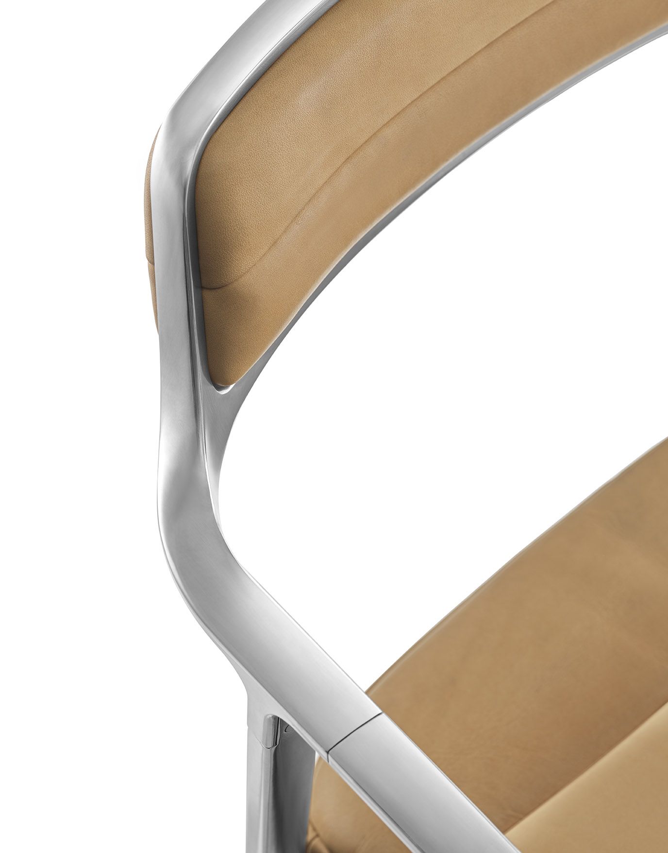 Detailaufnahme des Vipp452 Swivel Stuhls in Sandfarbe: Rückenlehne und Sitzfläche mit Chromrahmen.
