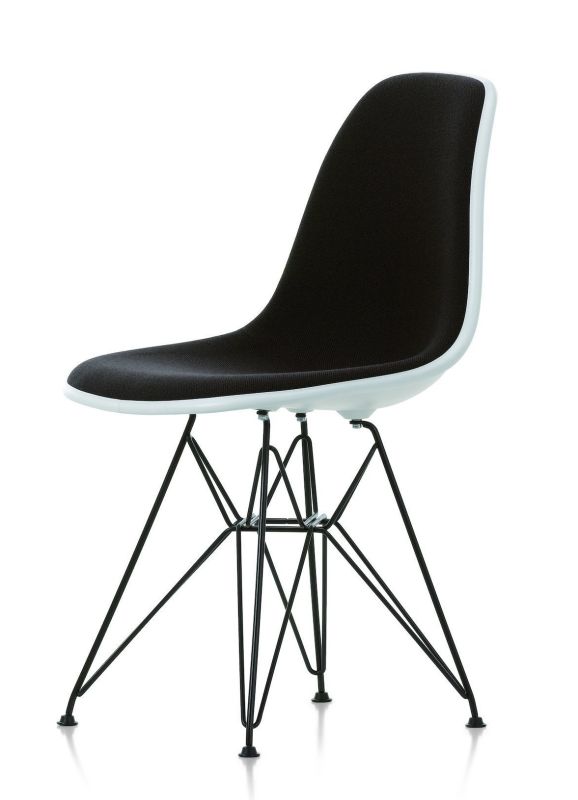 Eames Plastic Side Chair DSR, vollgepolstert von Vitra, mit schwarzem Stoffbezug und schwarzem Gestell.
