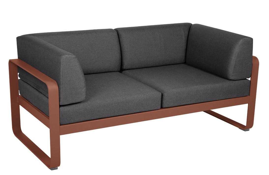 Bellevie 2-Sitzer Outdoor Sofa von Fermob, modernes Design mit anthrazitfarbenen Kissen und terrakottafarbenem Rahmen.