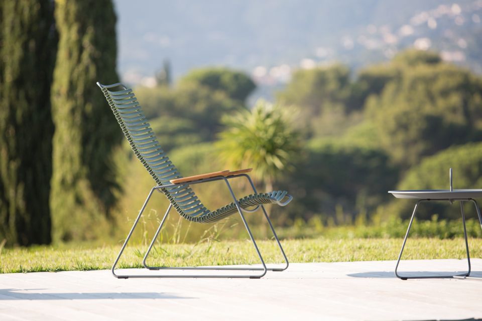 Dunkelgrauer Click Lounge Chair Sessel von Houe für den Außenbereich mit Armlehnen aus Bambus.