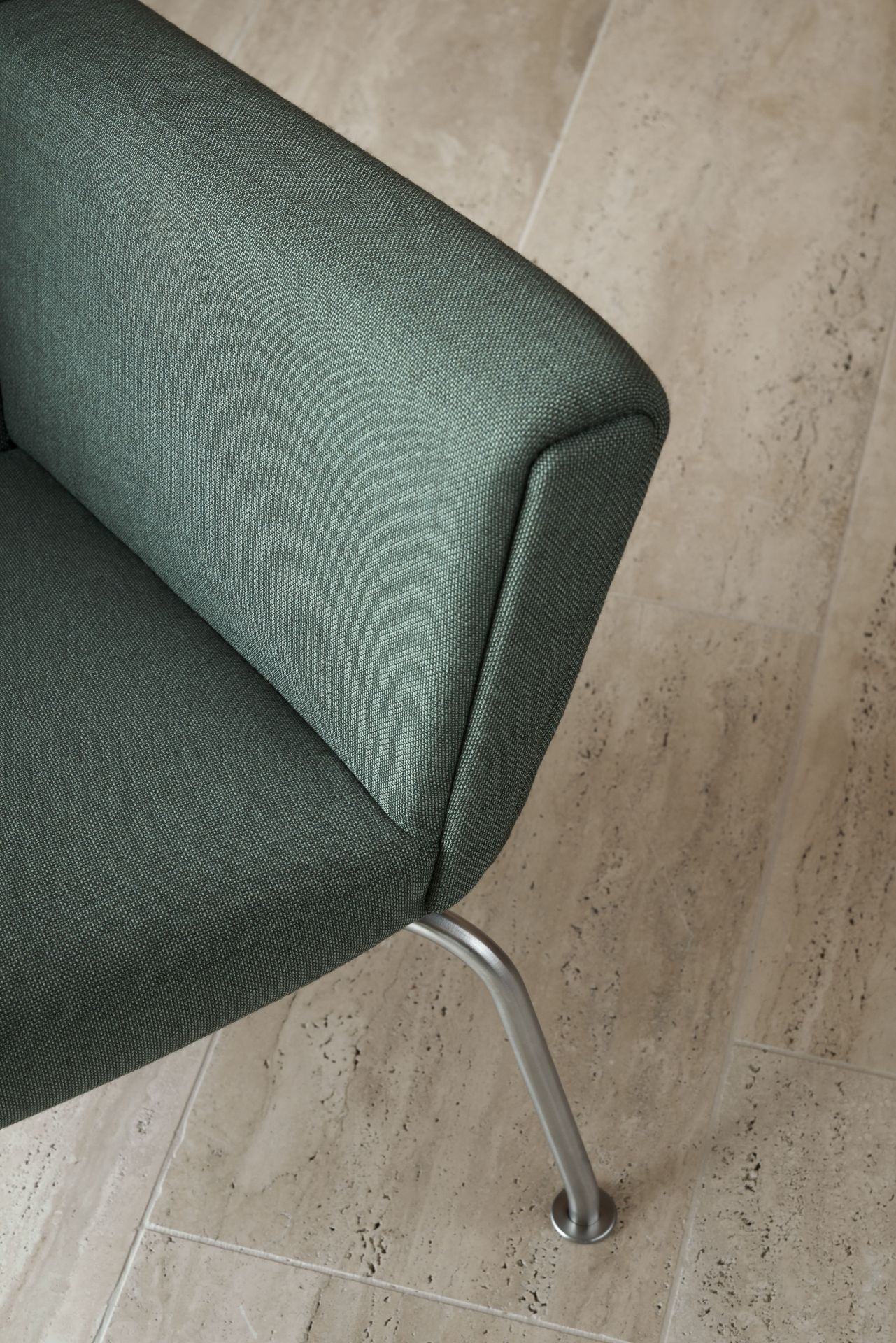 Detailaufnahme: Grüner CH445 Wing Chair von Carl Hansen & Søn mit Stahlbeinen. Designklassiker.