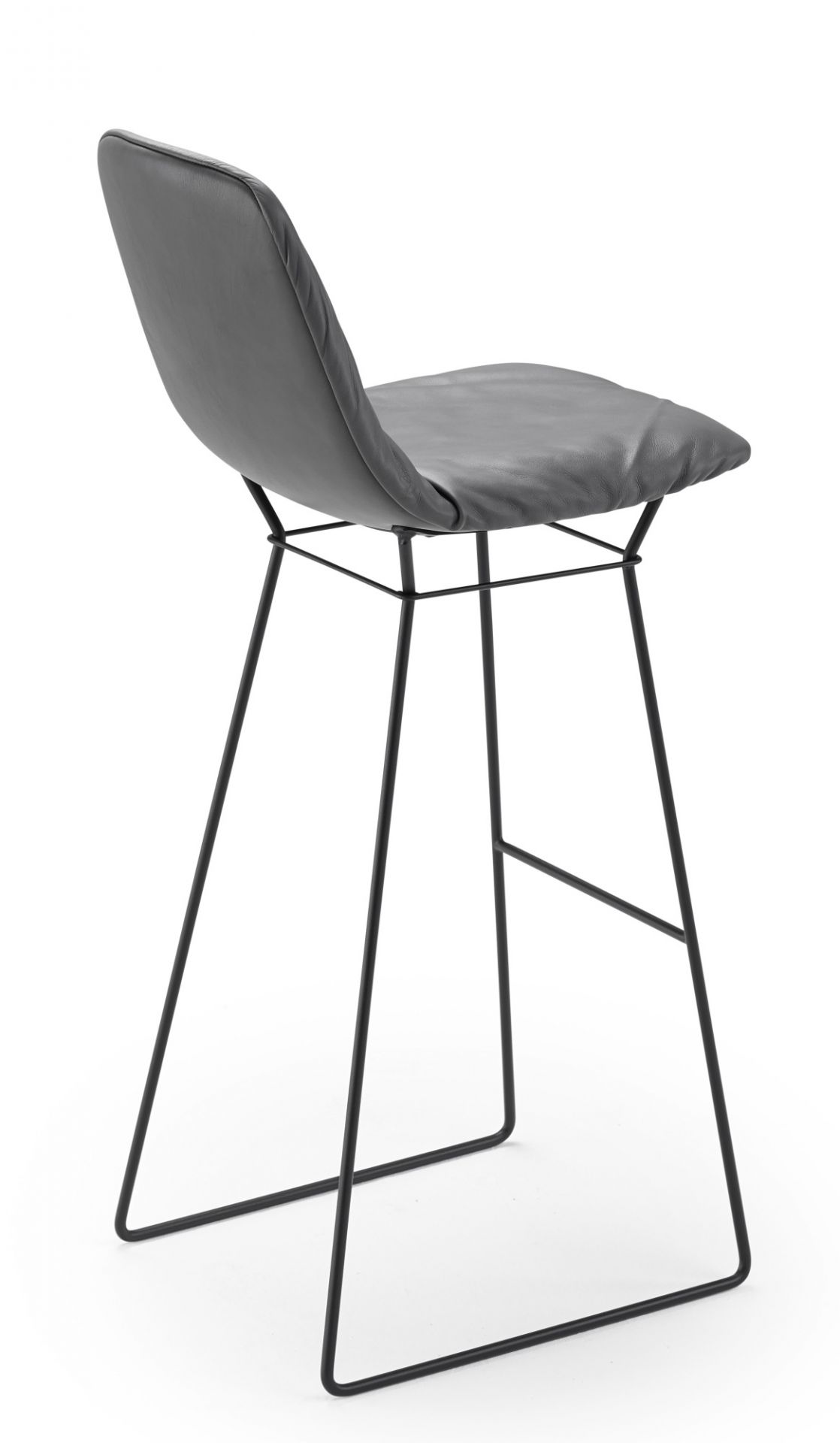 Leya Barhocker von Freifrau Manufaktur, graues Leder, schlankes schwarzes Metallgestell, moderne Sitzgelegenheit für Küche oder Bar.
