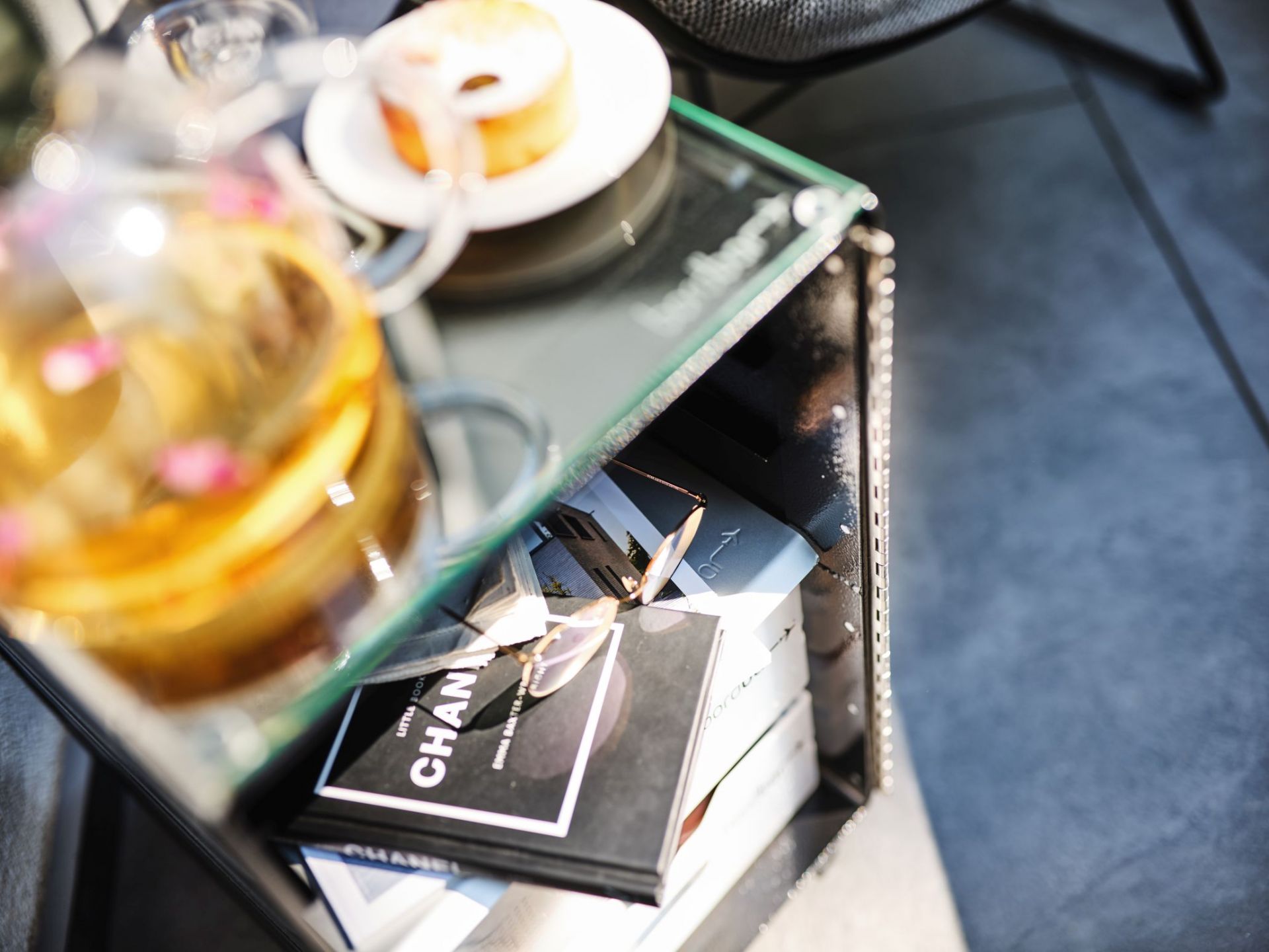 Box Kaffeetisch mit Teekanne, Kuchen und Magazinen, stilvolles Zubehör für die Bordbar im Wohnzimmer.