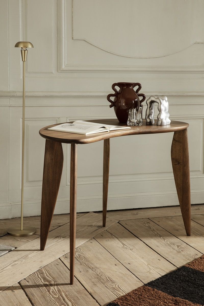 Feve Desk Schreibtisch von Ferm Living aus Walnussholz, mit Dekorationen auf Holzboden.