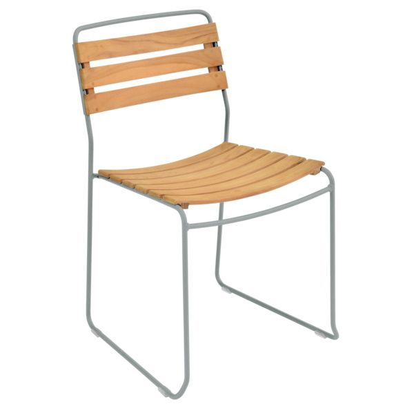 Fermob Surprising Chair Outdoor Stuhl mit Holzlatten und grauem Metallgestell, Ansicht von vorn.