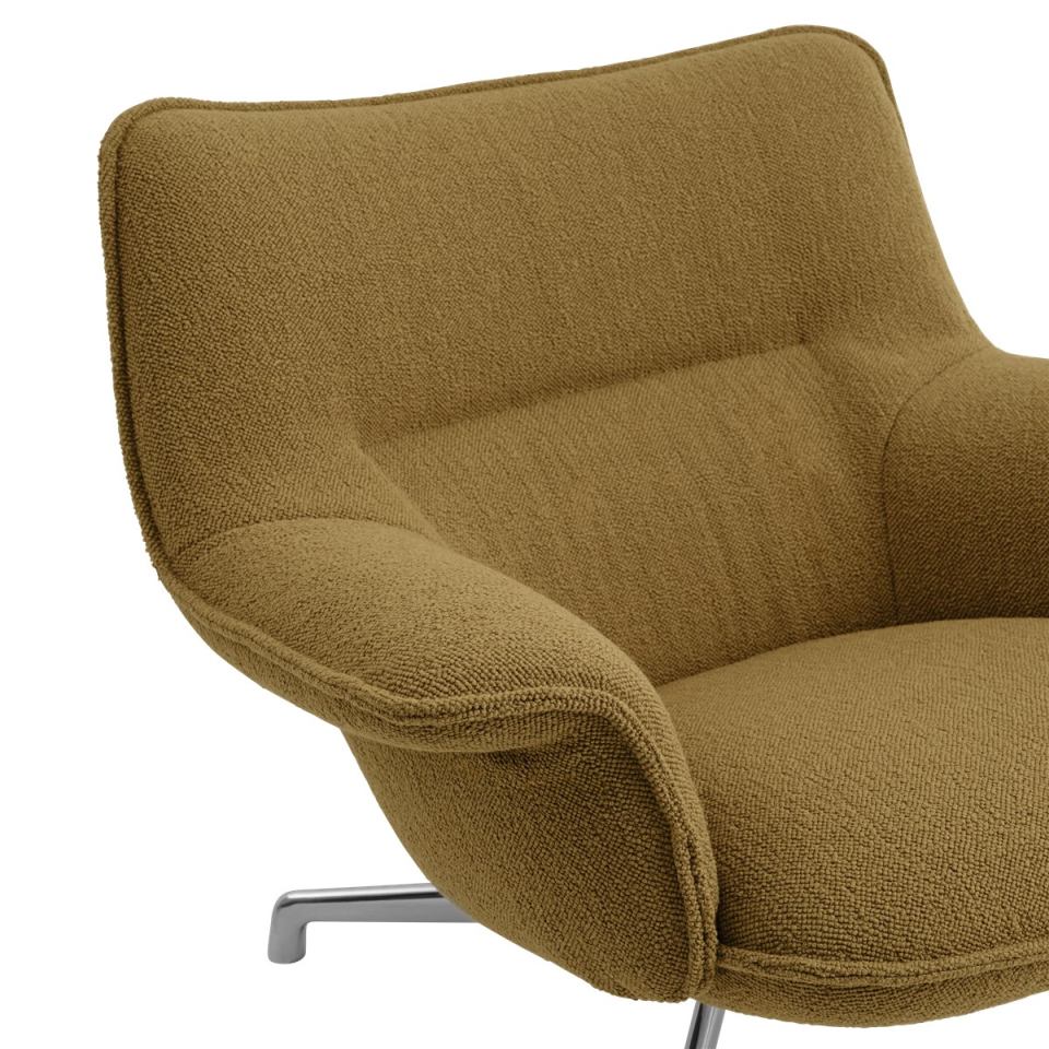 Nahaufnahme des Muuto Doze Lounge Sessels Low in olivgrünem Stoffbezug und Chromfuß.
