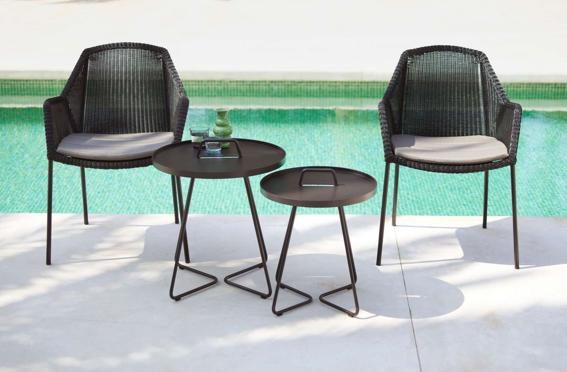 Breeze Outdoor Stuhl mit Vierfußgestell und Cane-Line Geflecht in Taupe, ideal für Garten und Terrasse.