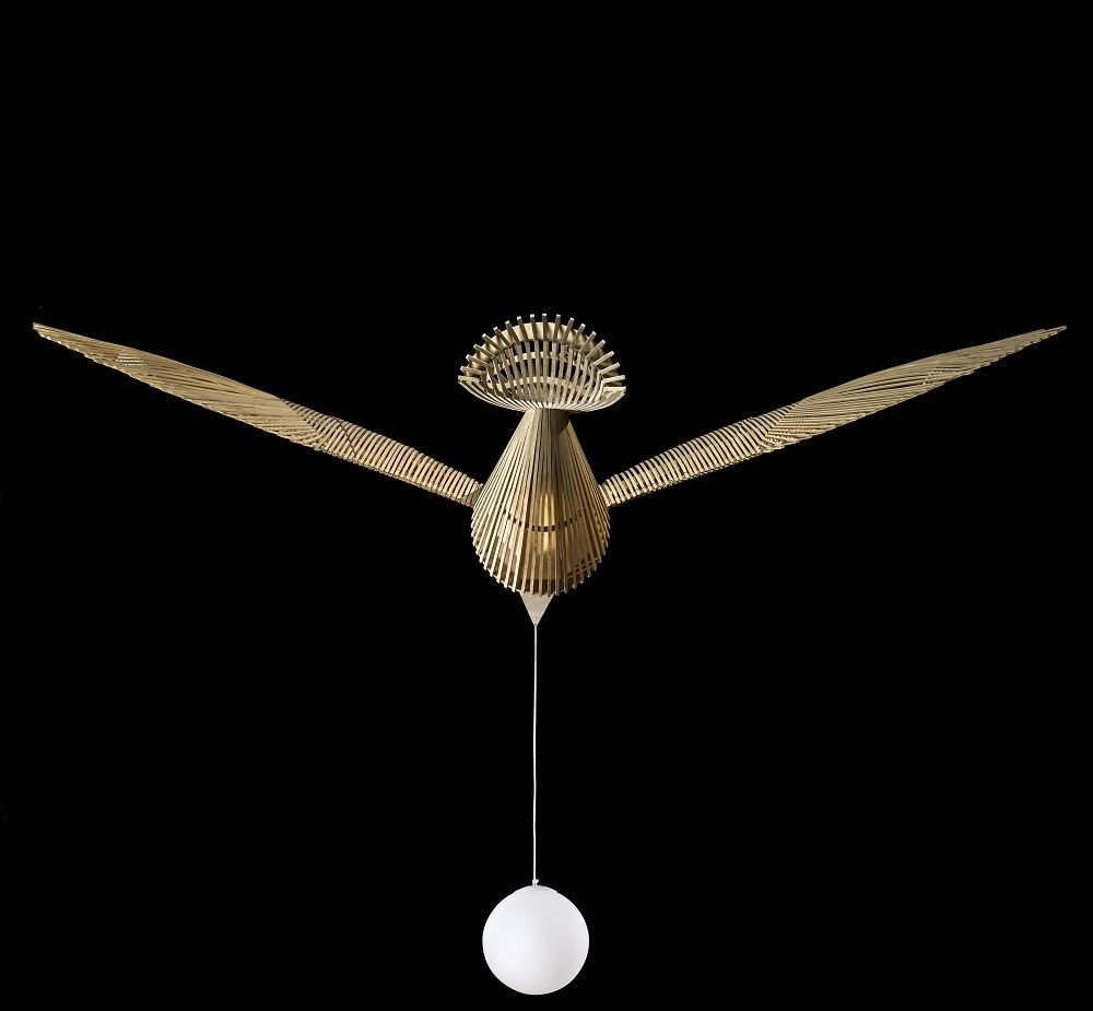Dimmbare Big Bird Pendelleuchte von LZF Lamps: Skulpturale Hängelampe in Vogelform mit weißem Kugelschirm.