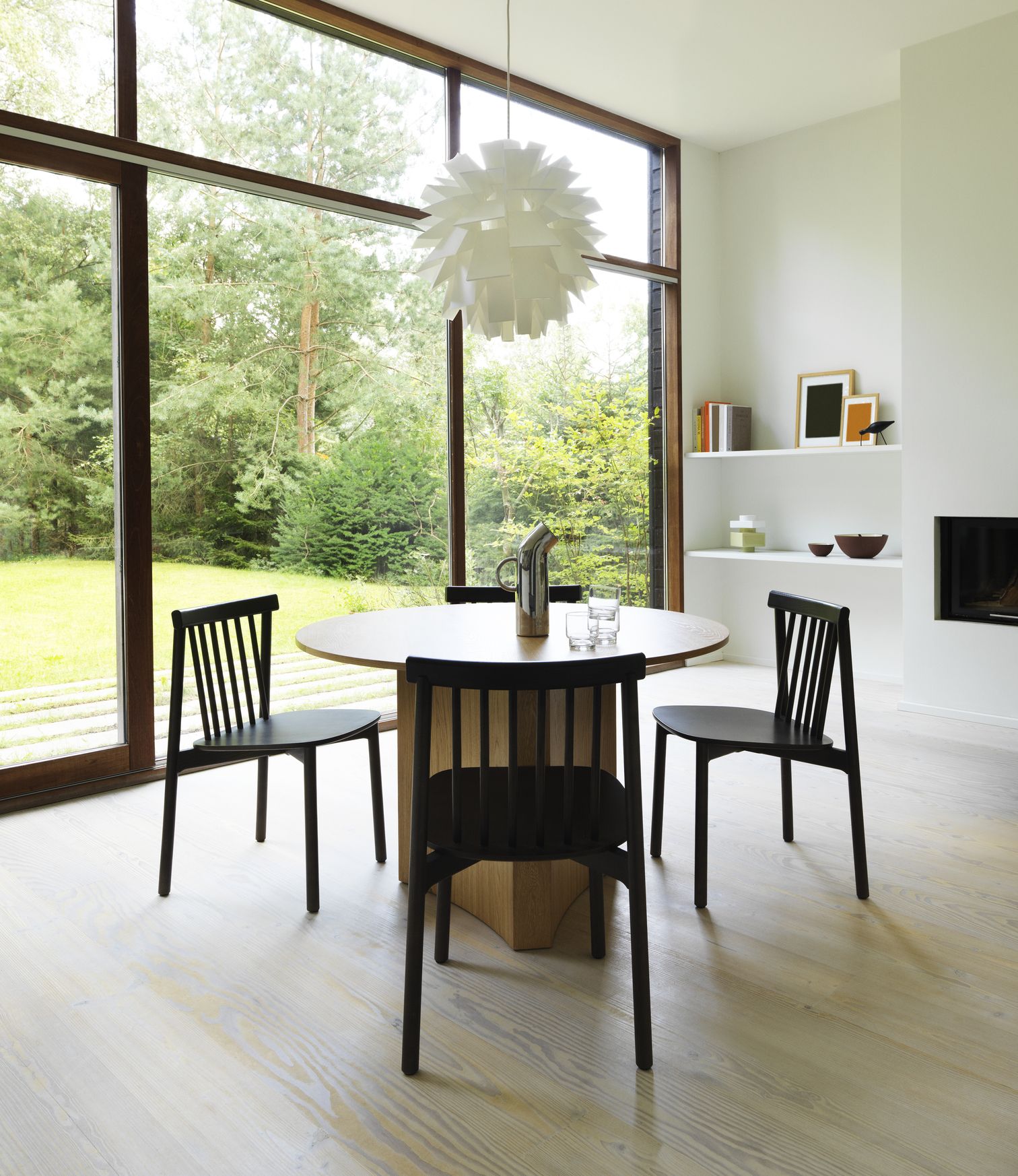 Esszimmer mit rundem Tisch und schwarzen Pind Chair Stühlen von Normann Copenhagen.