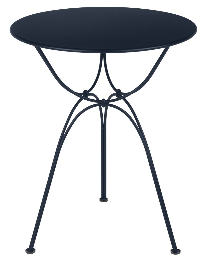 Airloop Tisch von Fermob, Ø 60 cm, blauer Outdoor-Tisch mit filigranem Metallgestell.