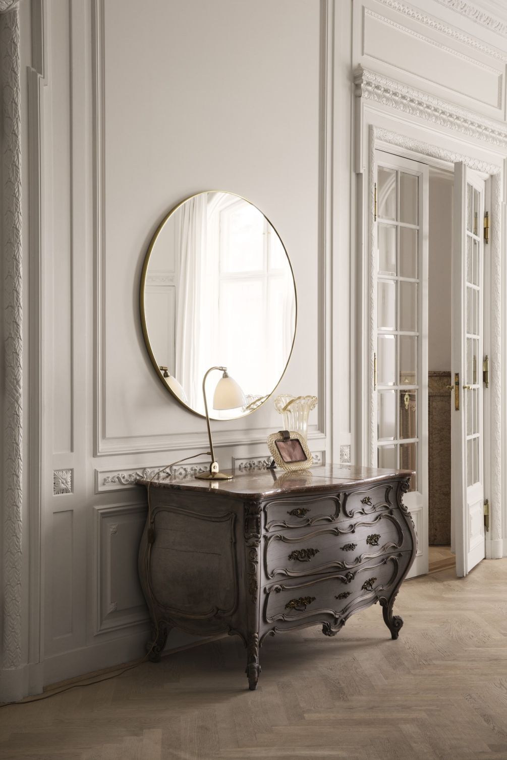 Bestlite BL2 Tischleuchte Bone China / Chrom Gubi auf Kommode mit Spiegel im eleganten Interieur.