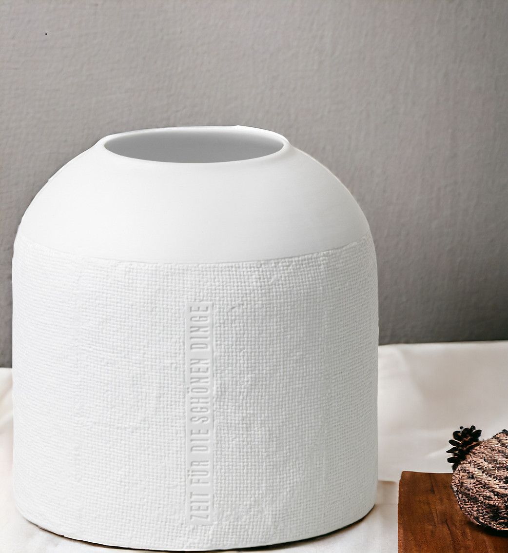 Formsprache Vase "Zeit für die schönen Dinge" von Räder, weiße Keramikvase mit feiner Textur.