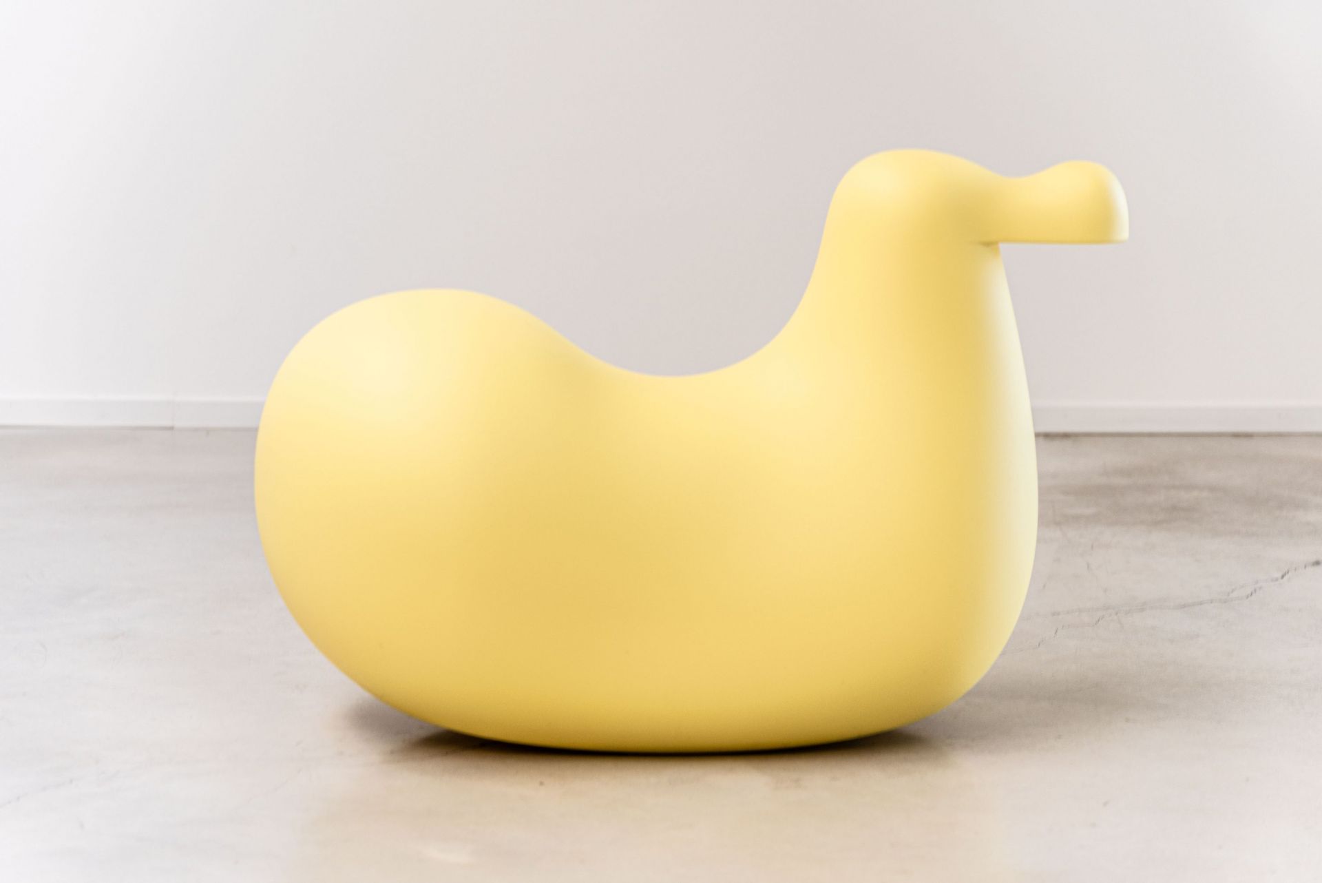 Gelber Dodo Schaukelvogel von Magis, modernes Kindermöbel und Schaukeltier für Kinderzimmer, seitliche Ansicht.
