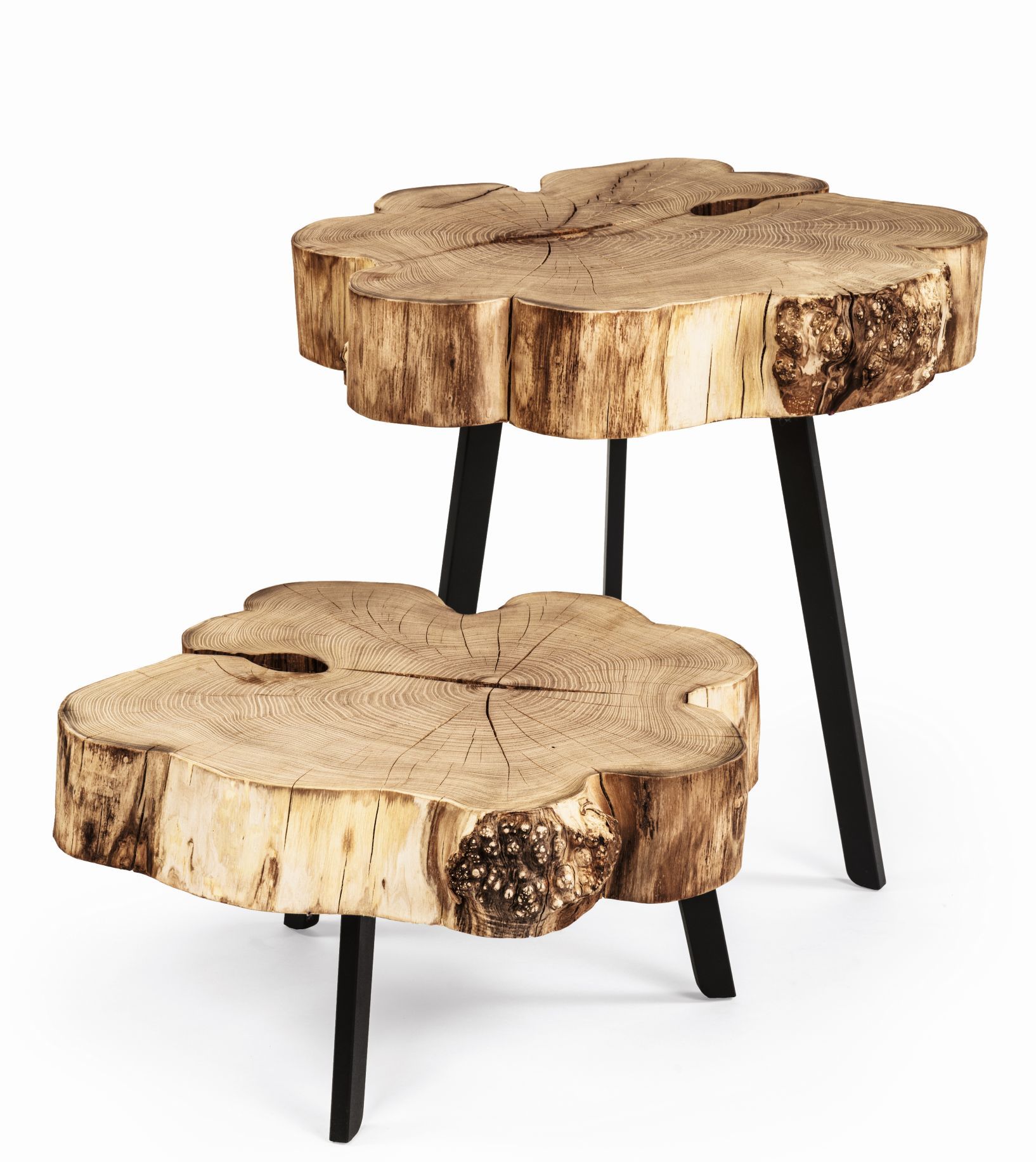 BC 05 Stomp Beistelltisch von Janua: Zwei Baumscheiben mit schwarzem Metallgestell für den Outdoorbereich.