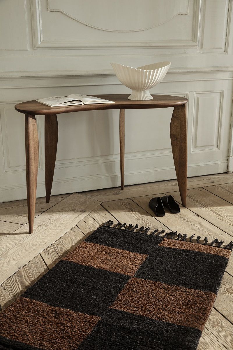 Feve Desk Schreibtisch aus Walnussholz von Ferm Living mit Buch und Schale im Interieur.