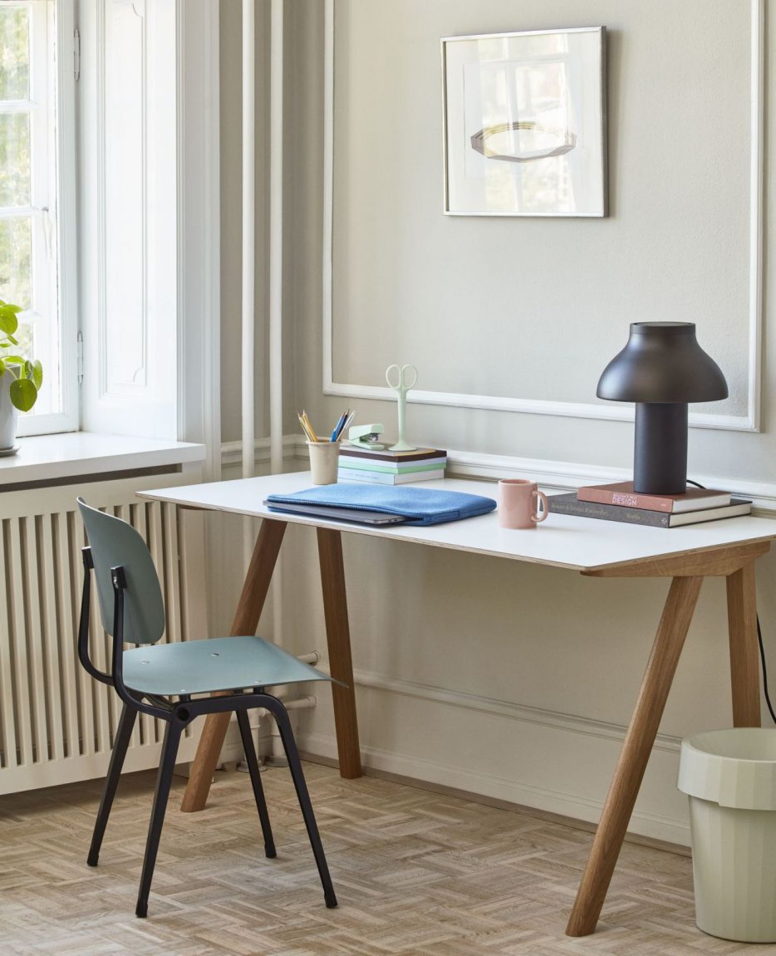 Nahaufnahme des Hay Revolt Chair Stuhls in einem hellen Arbeitszimmer mit Schreibtisch und Accessoires.