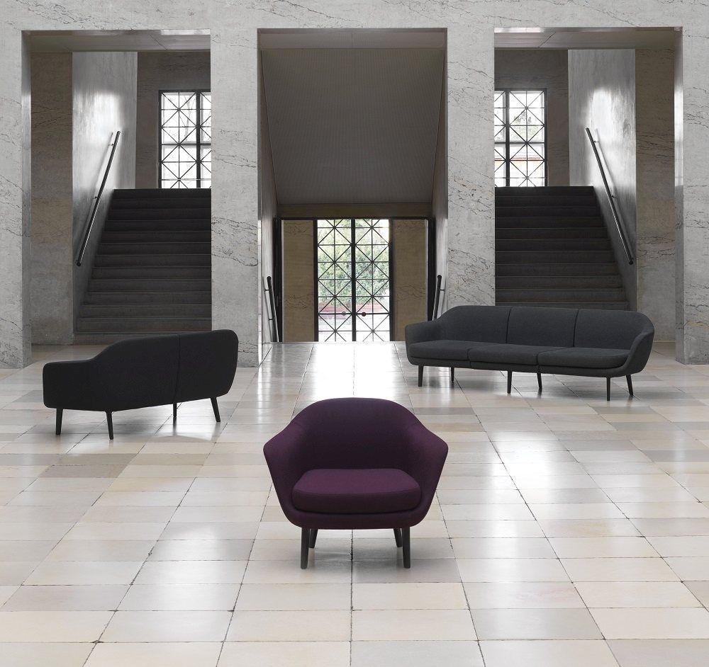 Normann Copenhagen Sum Lounge Armchair Sessel in Lila, Schwarz und Grau in modernem Interieur.