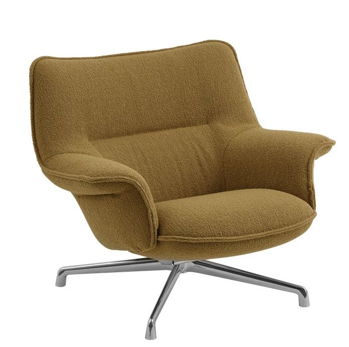 Muuto Doze Lounge Chair Low Sessel in Senfgelb mit Drehgestell aus poliertem Aluminium.