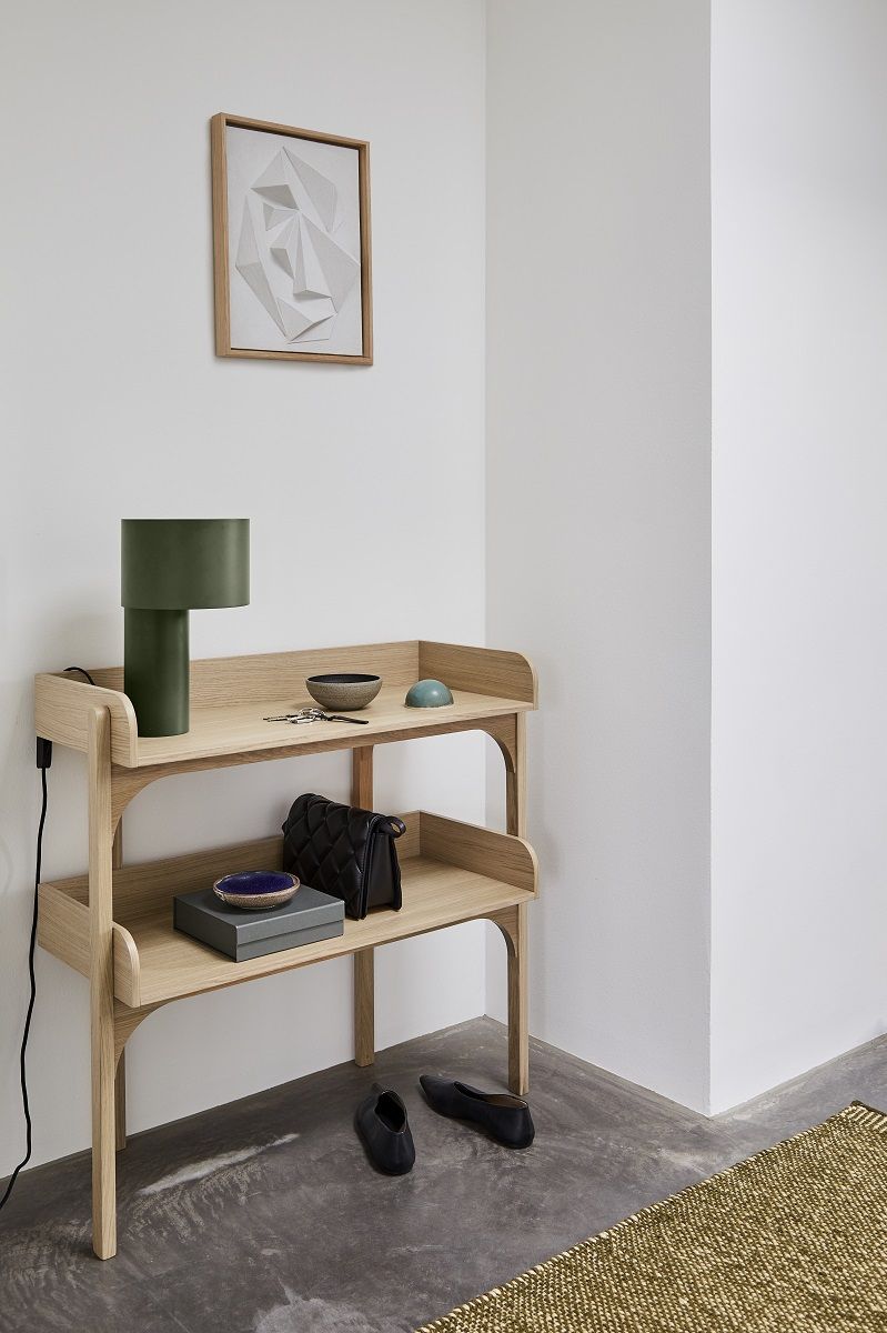 Helles Holz Utility Shelf Regal von Woud mit Lampe, Deko und Accessoires im minimalistischen Flur.