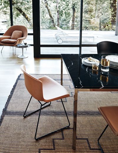 Bertoia Stuhl mit Kernlederbezug von Knoll International im modernen Esszimmer. Designklassiker für stilvolles Wohnen.
