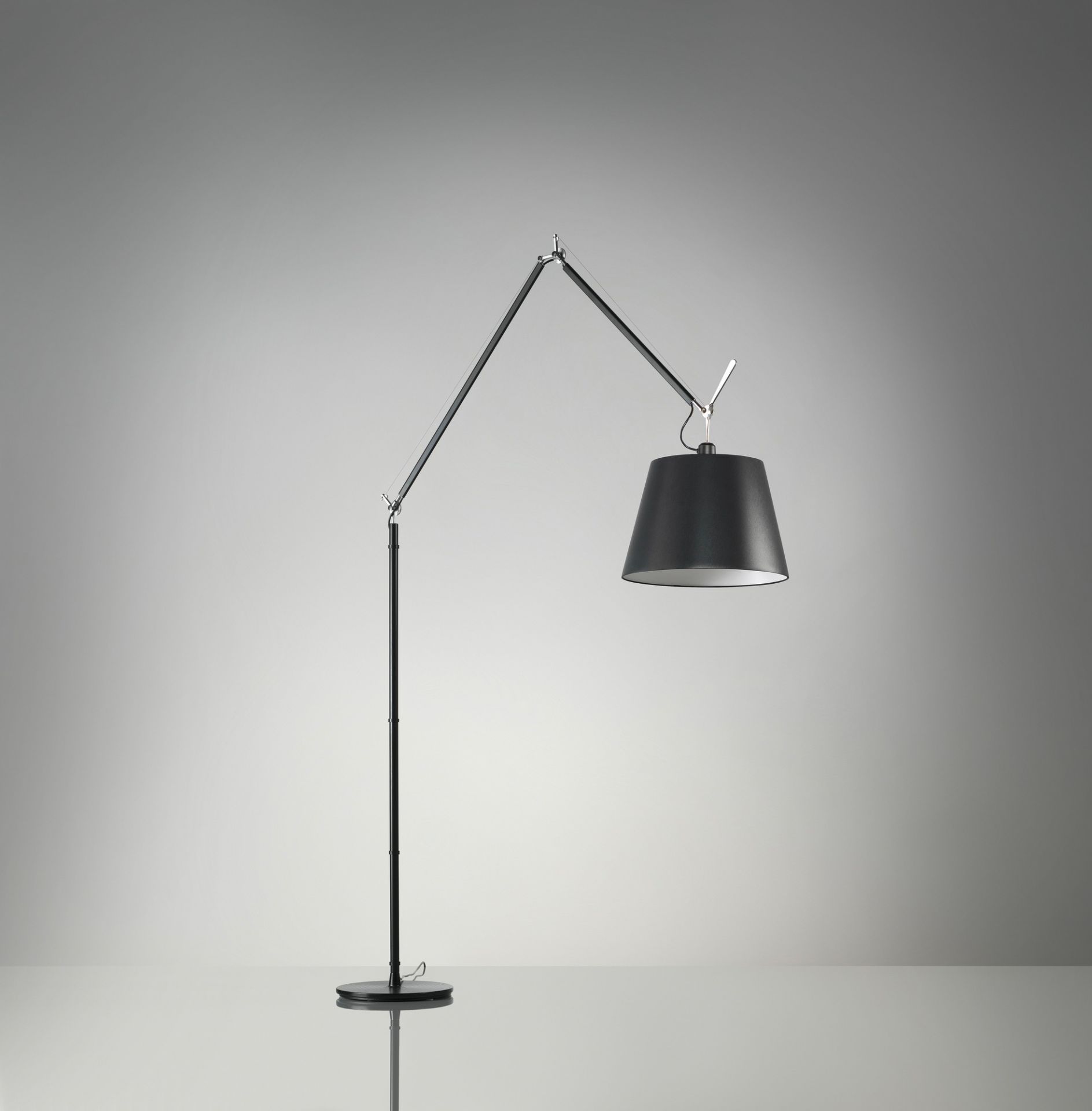 Tolomeo Mega Stehleuchte von Artemide, Aluminium, mit schwarzem Lampenschirm, modernes Design für Wohnzimmer und Büro.