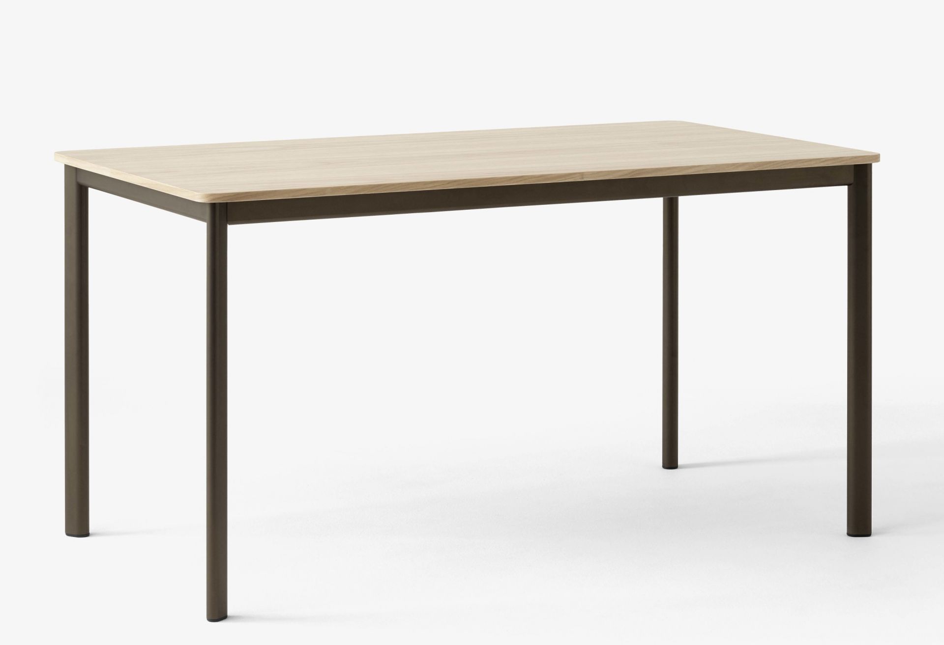 AndTradition Drip Table HW58 mit heller Tischplatte und dunkelbraunem Metallgestell, rechteckiger Esstisch.