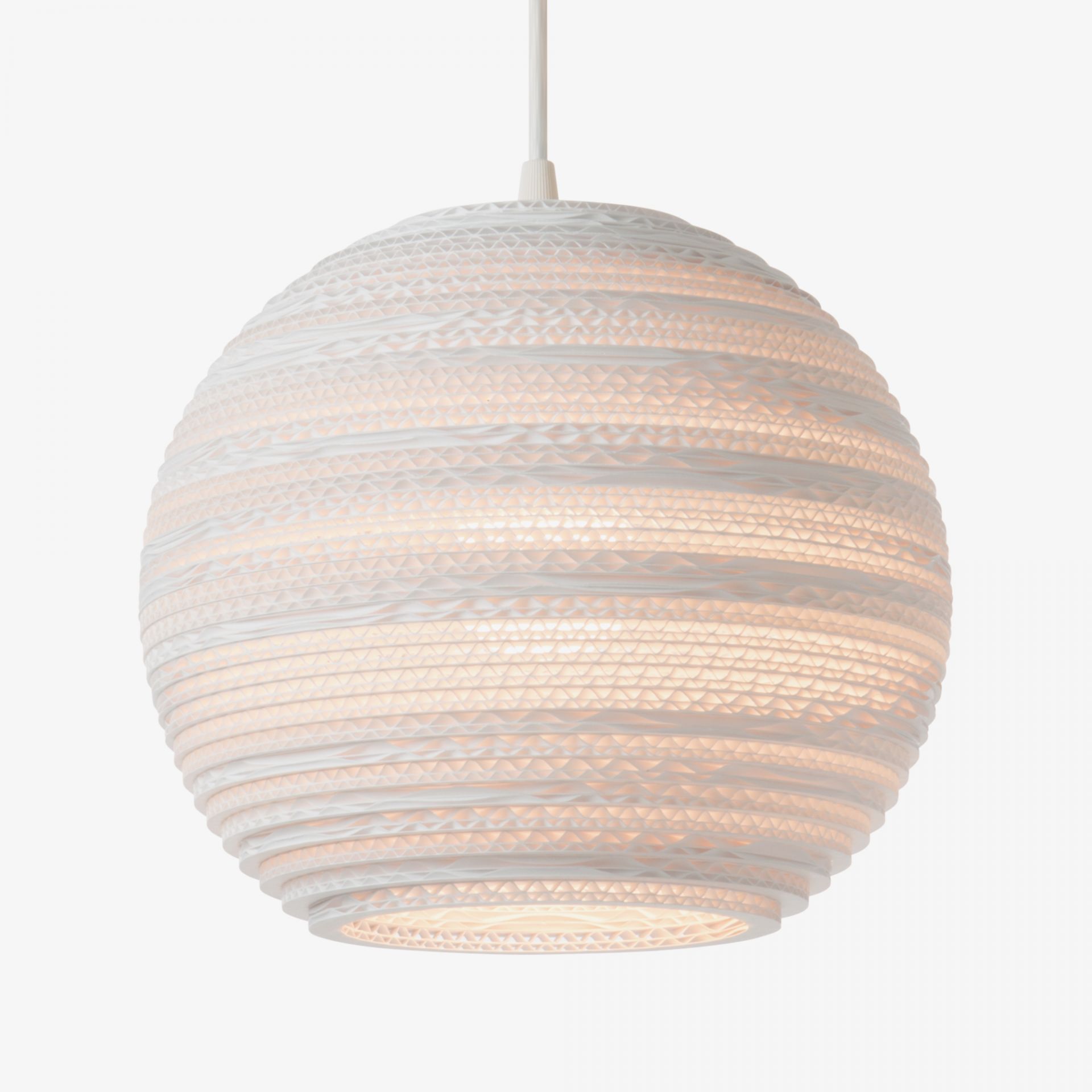 Weiße Scraplights Moon Hängeleuchte von Graypants: Runde Pendelleuchte aus recycelter Pappe für stimmungsvolle Beleuchtung.